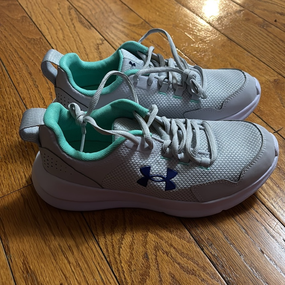 *** Brand New**** Girls Running Sneakers in Gray , Teal , Purple. Size 4.5 - Picture 3 of 6